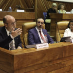 M. Vienne assis sur un fauteuille de l'hémicycle parlant au micro