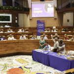 Vue d'ensemble de l'assemblée et en premier plan dans la fosse de l'hémicycle, le bureau de vote durant le dépouillement