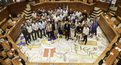 Vue large et plongé de l'ensemble des membres réunis dans la fosse de l'hémicycle.