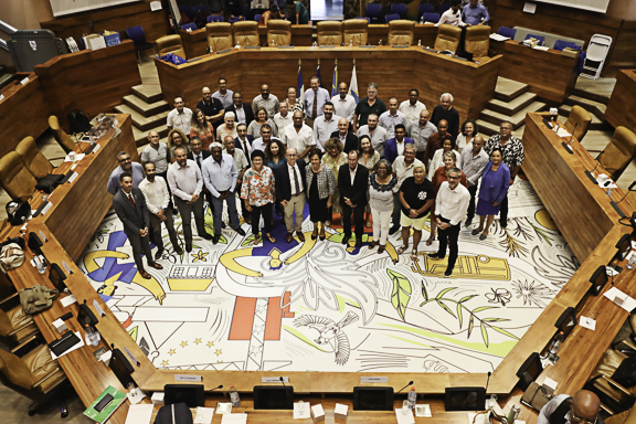 Vue large et plongé de l'ensemble des membres réunis dans la fosse de l'hémicycle.