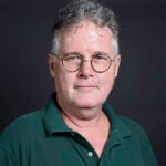 Portrait d'un homme blanc, lunettes, cheveux poivre et sel