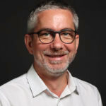 Portrait d'homme cheveux grisonnant, lunettes, chemise blanche