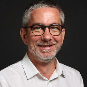 Portrait d'homme cheveux grisonnant, lunettes, chemise blanche