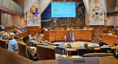 Salle plénière du Conseil régional, chevalet inscrit CESER en premier plan.