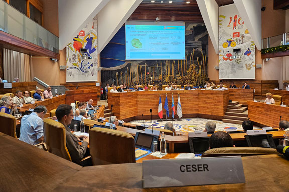 Salle plénière du Conseil régional, chevalet inscrit CESER en premier plan.