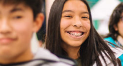 Visages d'étudiants souriant