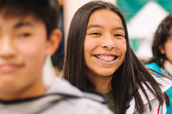 Visages d'étudiants souriant