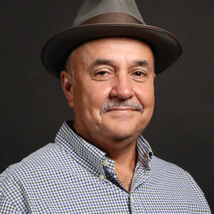 Portrait d'homme à chapeau, chemise à carreaux