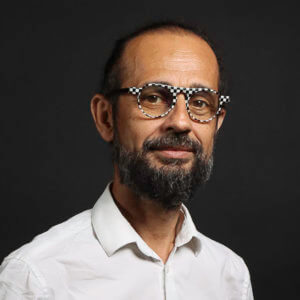 Portrait d'homme barbu à lunette, chemise blanche