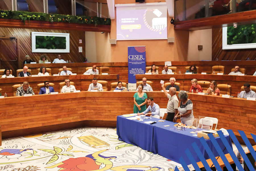 Table de dépouillement au centre de la salle plénière.