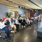 Les membres s'installent sur leurs chaises dans la salle