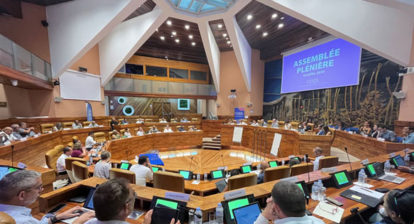 Grand angle de l'hémicycle de l'hôtel de région de La Réunion durant l'assemblée plénière du CESER