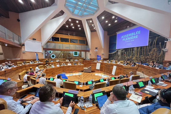 Grand angle de l'hémicycle de l'hôtel de région de La Réunion durant l'assemblée plénière du CESER