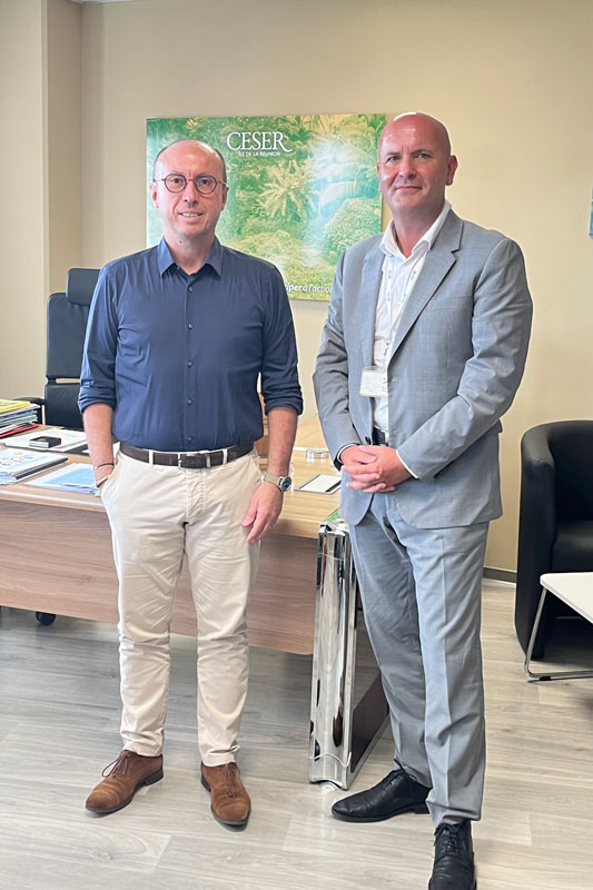 Deux hommes poses de plein pied dans un bureau