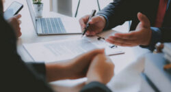 Photo d'administratifs autour d'un bureau